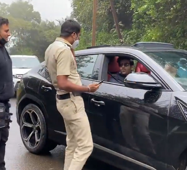 సెలబ్రెటీతో సెల్ఫీ కోసం ఎగబడ్డ పోలీసులు [వీడియో]