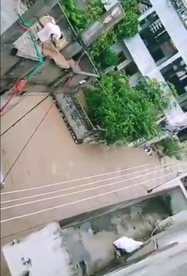 వరదనీటిలో కారు కొట్టుకుపోకుండా తెలంగాణ వ్యక్తి కొత్త ఐడియా.. మీరే చూడండి