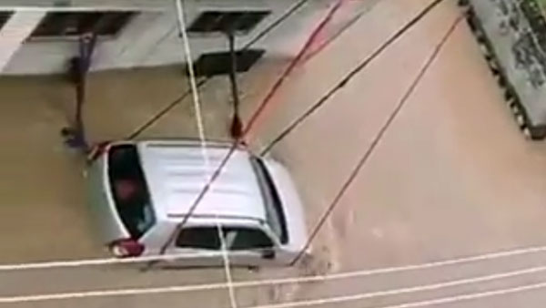 వరదనీటిలో కారు కొట్టుకుపోకుండా తెలంగాణ వ్యక్తి కొత్త ఐడియా.. మీరే చూడండి