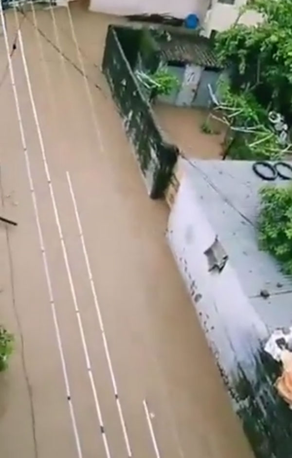 వరదనీటిలో కారు కొట్టుకుపోకుండా తెలంగాణ వ్యక్తి కొత్త ఐడియా.. మీరే చూడండి