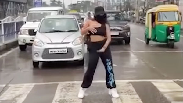 నడిరోడ్డుపై చిందేసి హంగామా చేసిన భామ [వీడియో].. తర్వాత ఏం జరిగిందంటే? 