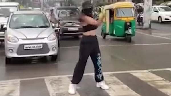 నడిరోడ్డుపై చిందేసి హంగామా చేసిన భామ [వీడియో].. తర్వాత ఏం జరిగిందంటే? 