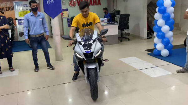 కొత్త 2021 Yamaha R15 V4 డెలివరీలు ప్రారంభం: ధర, ఫీచర్లు