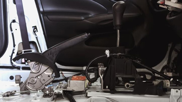 కారులో హ్యాండ్‌బ్రేక్ (Handbrake) అంటే ఏమిటి? దానిని ఎప్పుడు, ఎలా ఉపయోగించాలి?