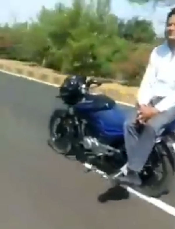 ఇదేందబ్బా ఇది.. రైడర్ లేని బైకా.. లేక దెయ్యం నడుపుతోందా..?