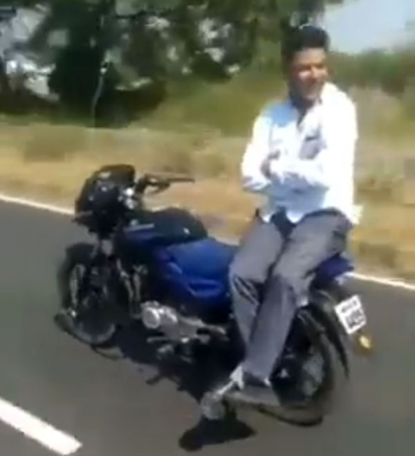 ఇదేందబ్బా ఇది.. రైడర్ లేని బైకా.. లేక దెయ్యం నడుపుతోందా..?