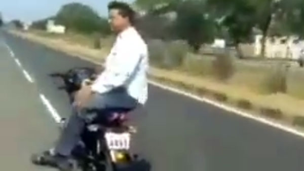 ఇదేందబ్బా ఇది.. రైడర్ లేని బైకా.. లేక దెయ్యం నడుపుతోందా..?