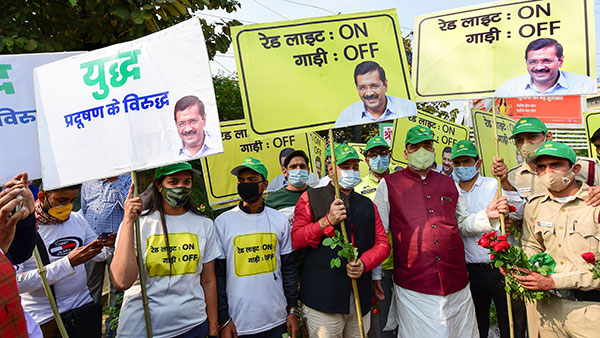 'రెడ్ లైట్ ఆన్ - గాడి ఆఫ్' ప్రారంభించిన ఢిల్లీ ప్రభుత్వం: ఇంతకీ ఇదేంటో తెలుసా..!!