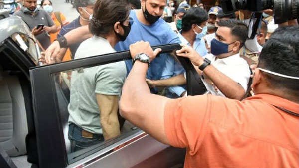 జైలులో ఉన్న కొడుకుని కలవడానికి షారుక్ ఖాన్ వెళ్లిన కారు.. చూసారా..!!