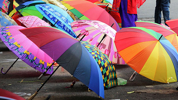 టూవీలర్‌పై వెళ్తూ గొడుగు ఉపయోగించడం నేరం; ఎక్కడో తెలుసా?