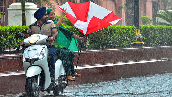 టూవీలర్‌పై వెళ్తూ గొడుగు ఉపయోగించడం నేరం; ఎక్కడో తెలుసా?