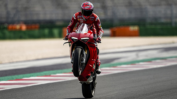 సరికొత్త అప్‌డేట్స్‌తో వచ్చిన కొత్త 2022 Ducati Panigale V4 సూపర్‌బైక్