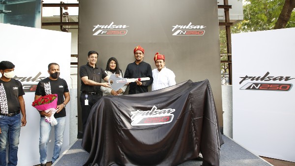 Pulsar 250 డెలివరీలు స్టార్ట్ చేసిన Bajaj.. ఫస్ట్ బైక్ డెలివరీ ఎక్కడంటే?