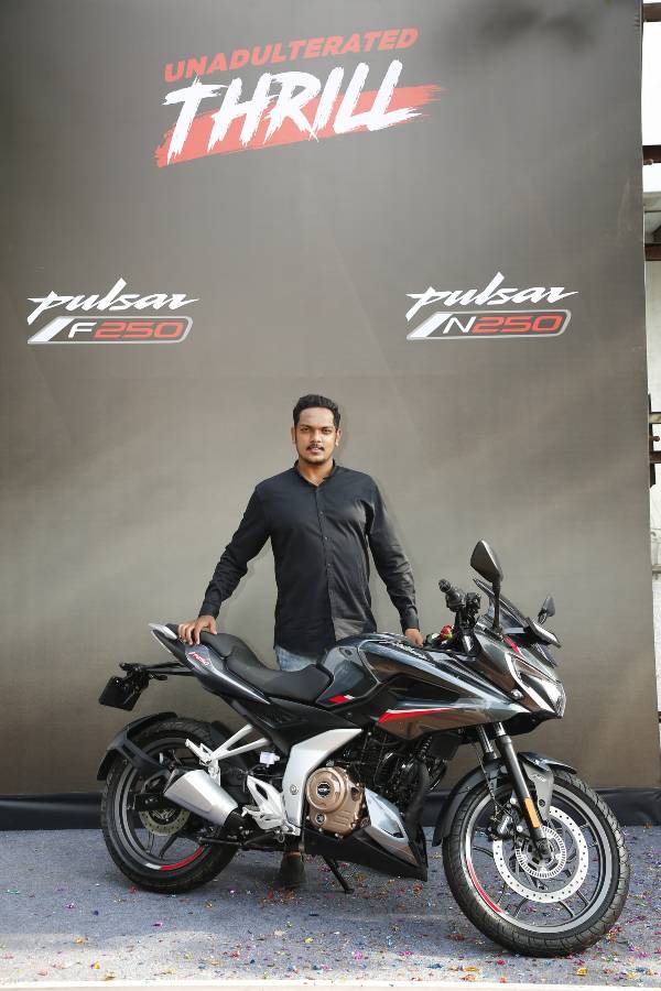 Pulsar 250 డెలివరీలు స్టార్ట్ చేసిన Bajaj.. ఫస్ట్ బైక్ డెలివరీ ఎక్కడంటే?