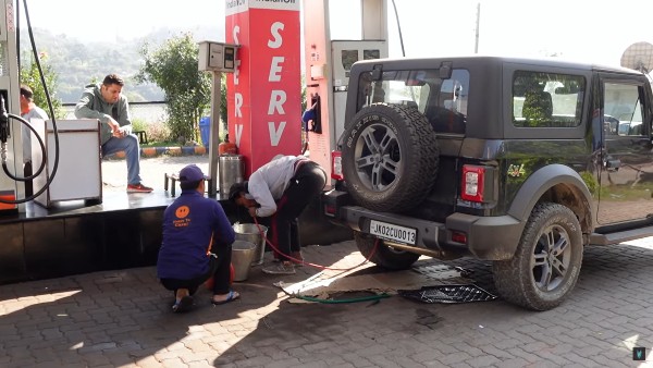 పెట్రోల్ ఇంజిన్ కారుకి డీజిల్ నింపిన పెట్రోల్ బంక్ సిబ్బంది.. తరువాత ఏం జరిగిందంటే?