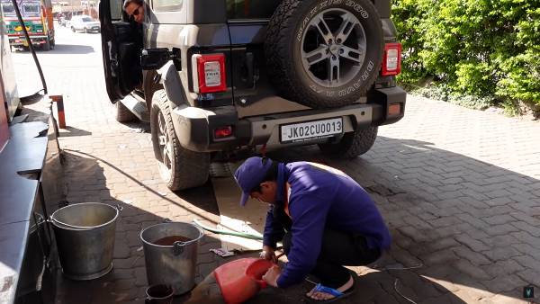 పెట్రోల్ ఇంజిన్ కారుకి డీజిల్ నింపిన పెట్రోల్ బంక్ సిబ్బంది.. తరువాత ఏం జరిగిందంటే?