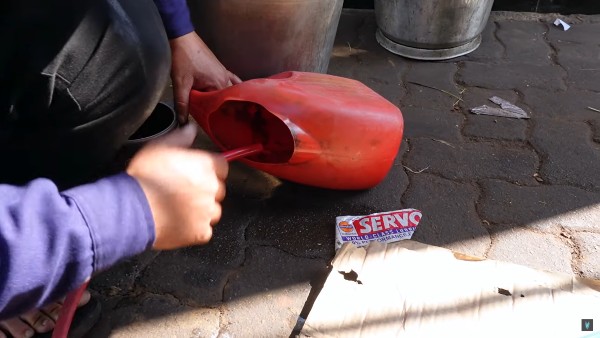 పెట్రోల్ ఇంజిన్ కారుకి డీజిల్ నింపిన పెట్రోల్ బంక్ సిబ్బంది.. తరువాత ఏం జరిగిందంటే?