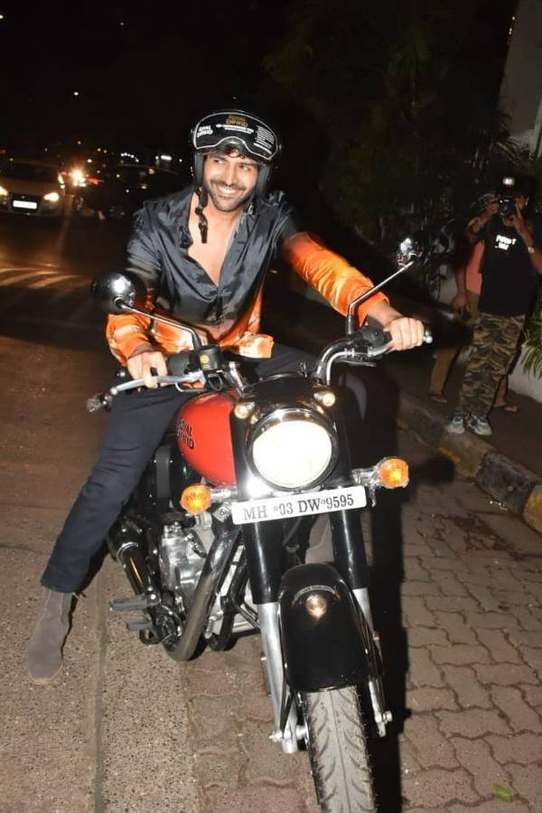 బాలీవుడ్ యాక్టర్ 'కార్తీక్ ఆర్యన్' కొనుగోలు చేసిన కొత్త బైక్.. చూసారా..!!