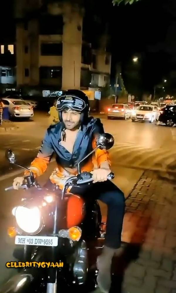 బాలీవుడ్ యాక్టర్ 'కార్తీక్ ఆర్యన్' కొనుగోలు చేసిన కొత్త బైక్.. చూసారా..!!