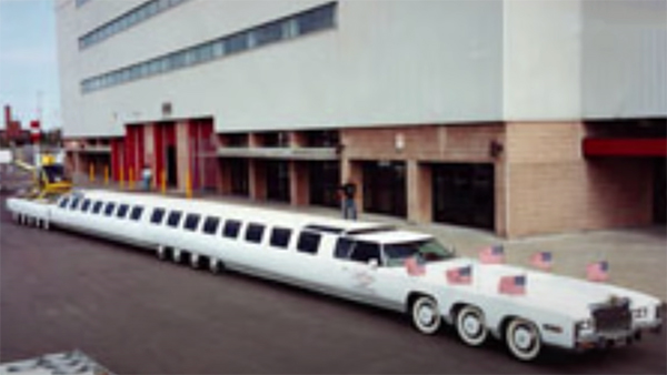 ప్రపంచంలోనే అత్యంత పొడవైన కారు; స్విమ్మింగ్ పూల్, హెలిప్యాడ్, మినీ గోల్ఫ్ కోర్స్ వంటి మరెన్నో సౌకర్యాలు..