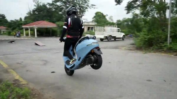 దుమ్మురేపుతున్న Ola Electric Scooter వీడియో.. డోంట్ మిస్