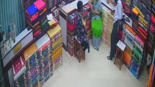 బట్టల షాప్​లోకి దూరిన బైక్.. ఇంతకీ ఏం జరిగింది: వీడియో చూడండి