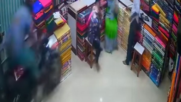 బట్టల షాప్​లోకి దూరిన బైక్.. ఇంతకీ ఏం జరిగింది: వీడియో చూడండి