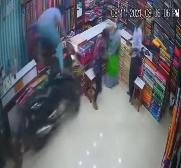 బట్టల షాప్​లోకి దూరిన బైక్.. ఇంతకీ ఏం జరిగింది: వీడియో చూడండి