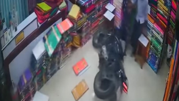 బట్టల షాప్​లోకి దూరిన బైక్.. ఇంతకీ ఏం జరిగింది: వీడియో చూడండి