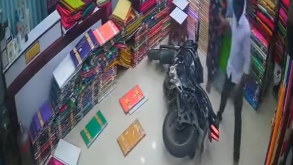బట్టల షాప్​లోకి దూరిన బైక్.. ఇంతకీ ఏం జరిగింది: వీడియో చూడండి