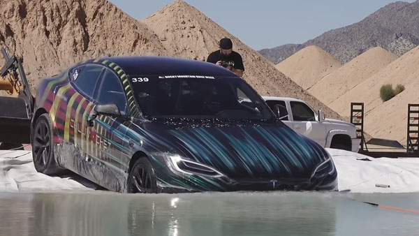 నీటిలో మునిగి విజయవంతంగా బయటకొచ్చిన టెస్లా కారు [వీడియో]