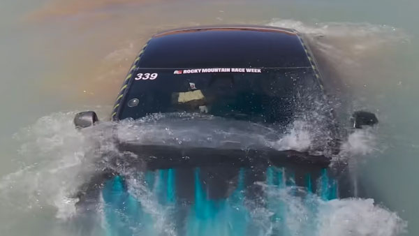 నీటిలో మునిగి విజయవంతంగా బయటకొచ్చిన టెస్లా కారు [వీడియో]