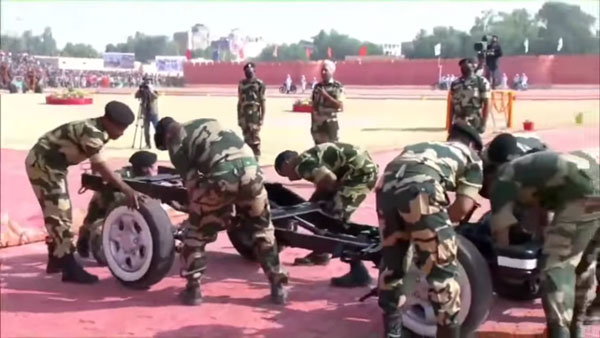 వాహ్.. గ్రేట్: 2 నిముషాల్లో కారుని విడగొట్టి మళ్ళీ యధావిధిగా చేసారు [వీడియో] 