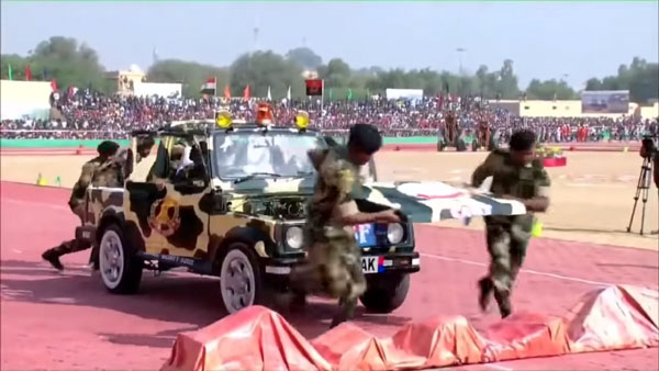 వాహ్.. గ్రేట్: 2 నిముషాల్లో కారుని విడగొట్టి మళ్ళీ యధావిధిగా చేసారు [వీడియో] 