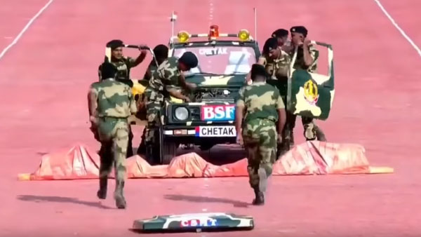 వాహ్.. గ్రేట్: 2 నిముషాల్లో కారుని విడగొట్టి మళ్ళీ యధావిధిగా చేసారు [వీడియో] 