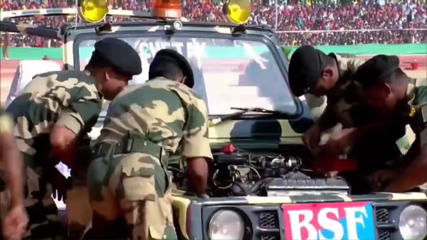 వాహ్.. గ్రేట్: 2 నిముషాల్లో కారుని విడగొట్టి మళ్ళీ యధావిధిగా చేసారు [వీడియో] 