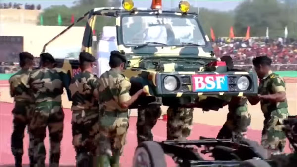 వాహ్.. గ్రేట్: 2 నిముషాల్లో కారుని విడగొట్టి మళ్ళీ యధావిధిగా చేసారు [వీడియో] 