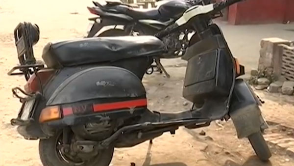 రూ. 284 కోట్లకు అధిపతి.. కానీ ఉపయోగించేది డొక్కు స్కూటర్.. వివరాల్లోకెళ్తే..