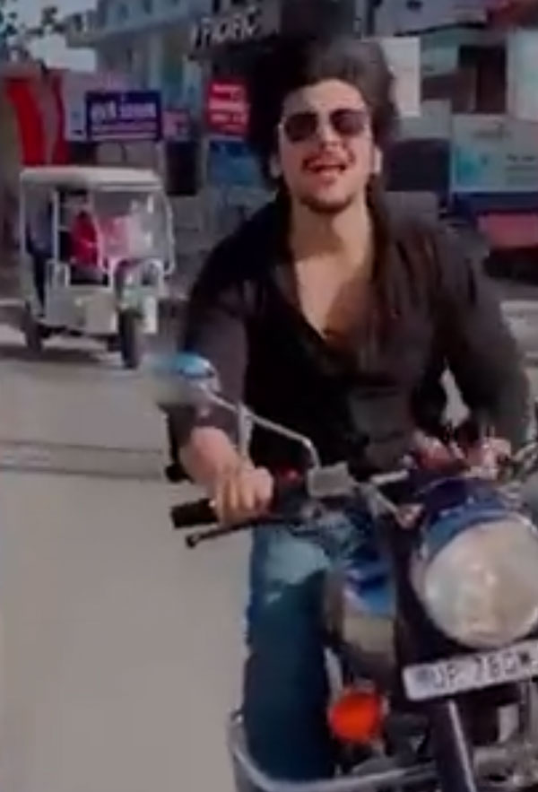 రన్నింగ్ బైక్‌పై డ్యాన్స్.. రూ. 9,000 జరిమానా.. ఎక్కడో తెలుసా?