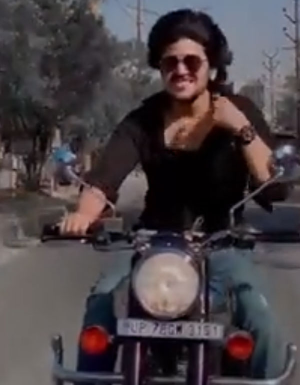 రన్నింగ్ బైక్‌పై డ్యాన్స్.. రూ. 9,000 జరిమానా.. ఎక్కడో తెలుసా?