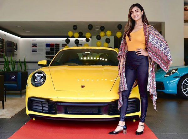 భారతదేశంలో ఖరీదైన స్పోర్ట్స్ కార్లను కలిగి ఉన్న మహిళా సెలబ్రిటీలు!