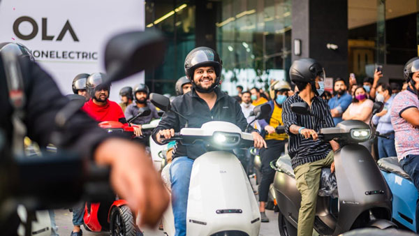 హమ్మయ్య.. కస్టమర్ చేతుల్లోకి చేరిన Ola Electric స్కూటర్