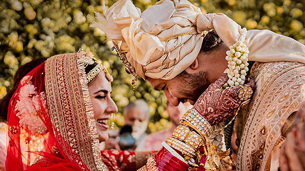 బాలీవుడ్ స్టార్ కపుల్స్ 'విక్కీ-కత్రినా' లగ్జరీ కార్స్.. చూసారా..!!