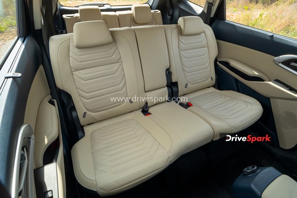 Kia Motors యొక్క నయా కార్ Carens: రివ్యూ & పూర్తి వివరాలు 