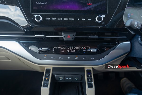 Kia Motors యొక్క నయా కార్ Carens: రివ్యూ & పూర్తి వివరాలు 