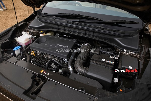 Kia Motors యొక్క నయా కార్ Carens: రివ్యూ & పూర్తి వివరాలు 