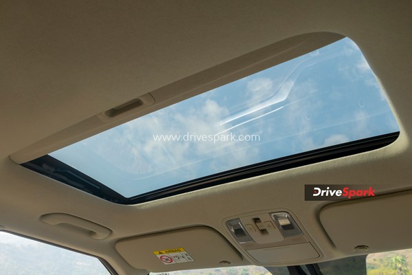 Kia Motors యొక్క నయా కార్ Carens: రివ్యూ & పూర్తి వివరాలు 