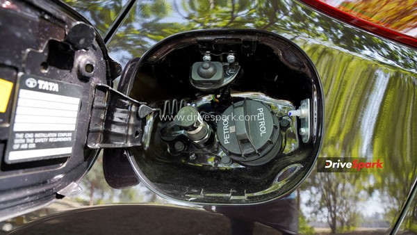 Tata Tiago iCNG రివ్యూ.. వచ్చేసింది: ఇక మీదే ఆలస్యం.. చూసెయ్యండి!! 