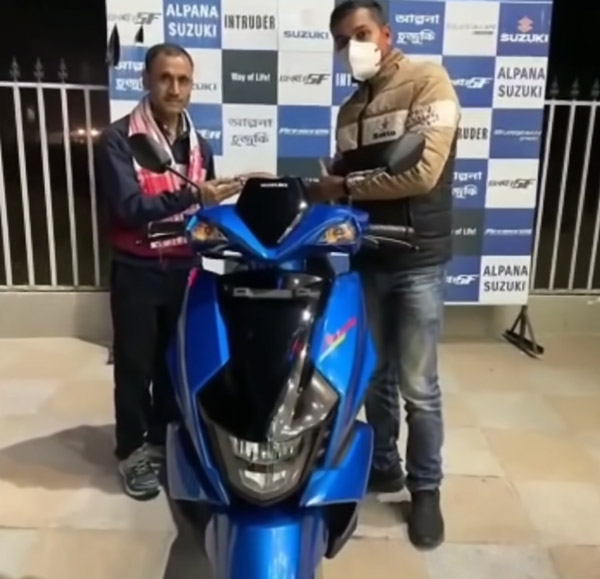 చిల్లరతో స్కూటర్ కొన్న కూరగాయల వ్యాపారి.. ఎక్కడో తెలుసా?