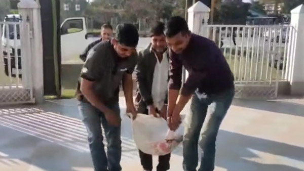 చిల్లరతో స్కూటర్ కొన్న కూరగాయల వ్యాపారి.. ఎక్కడో తెలుసా?